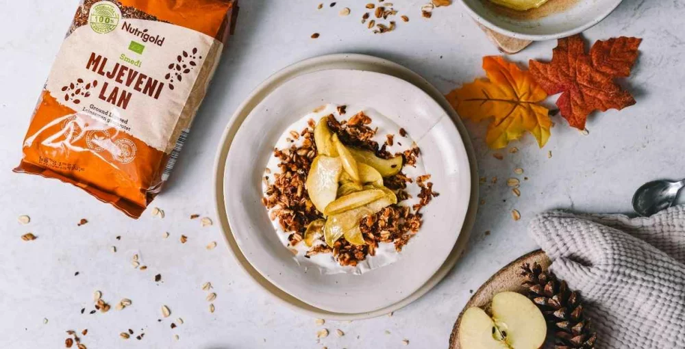 Apfel-Granola Apfel-Granola in einer Schüssel