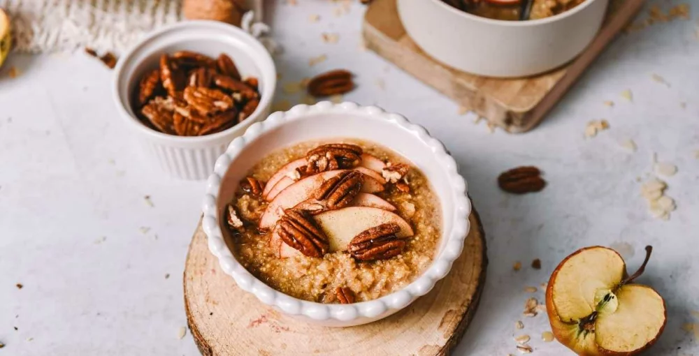 Herbstlicher Quinoa-Porridge Quinoa-Porridge in einer Schüssel