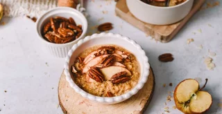 Herbstlicher Quinoa-Porridge Quinoa-Porridge in einer Schüssel