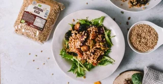 Rosenkohl trifft Gerste Quinoa-Porridge in einer Schüssel