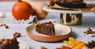 Dattelkuchen – Rezept Dattelkuchen am Teller