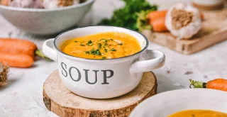 Karottensuppe mit geröstetem Knoblauch & Kurkuma – wohltuend und aromatisch!